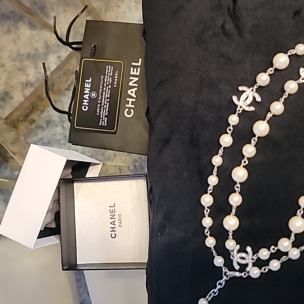 CHANEL authentic gorgeous CZ Silver and Pearl Necklace - Picture 4 of 7